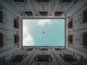Flugzeug aus Bodenperspektive - Glossarbeitrag zu Marketing ROI