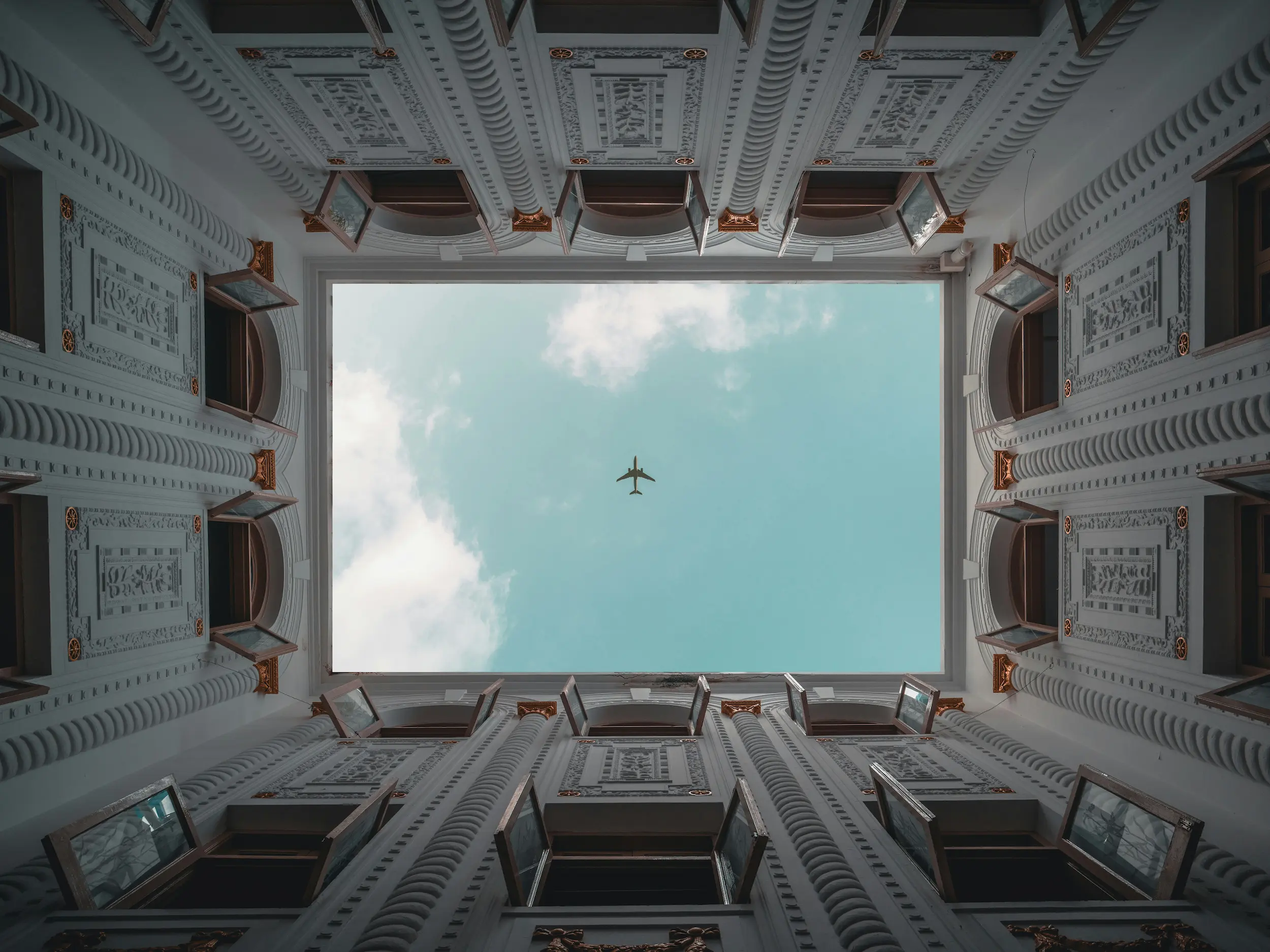 Flugzeug aus Bodenperspektive - Glossarbeitrag zu Marketing ROI
